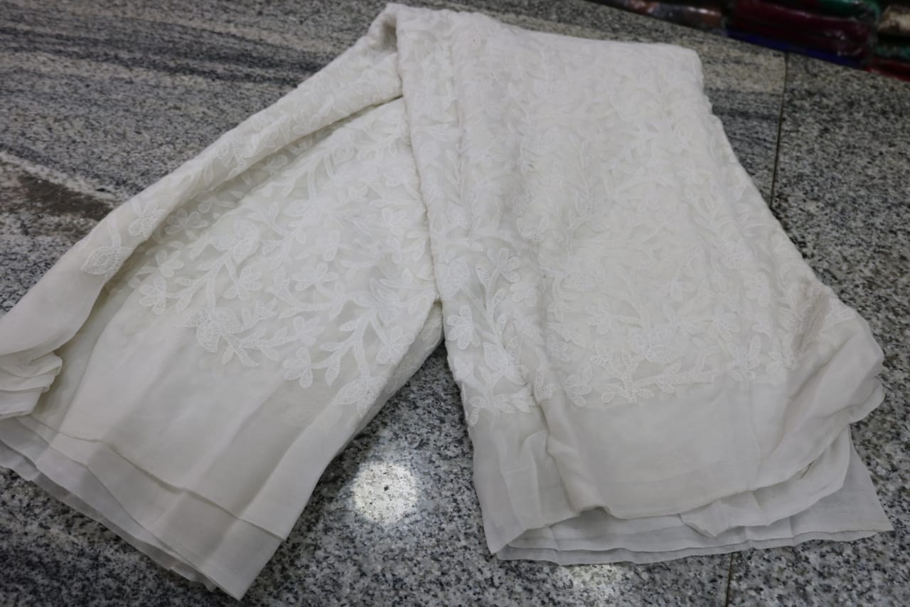 GEORGATTE DYEBLE  MATERIAL. .