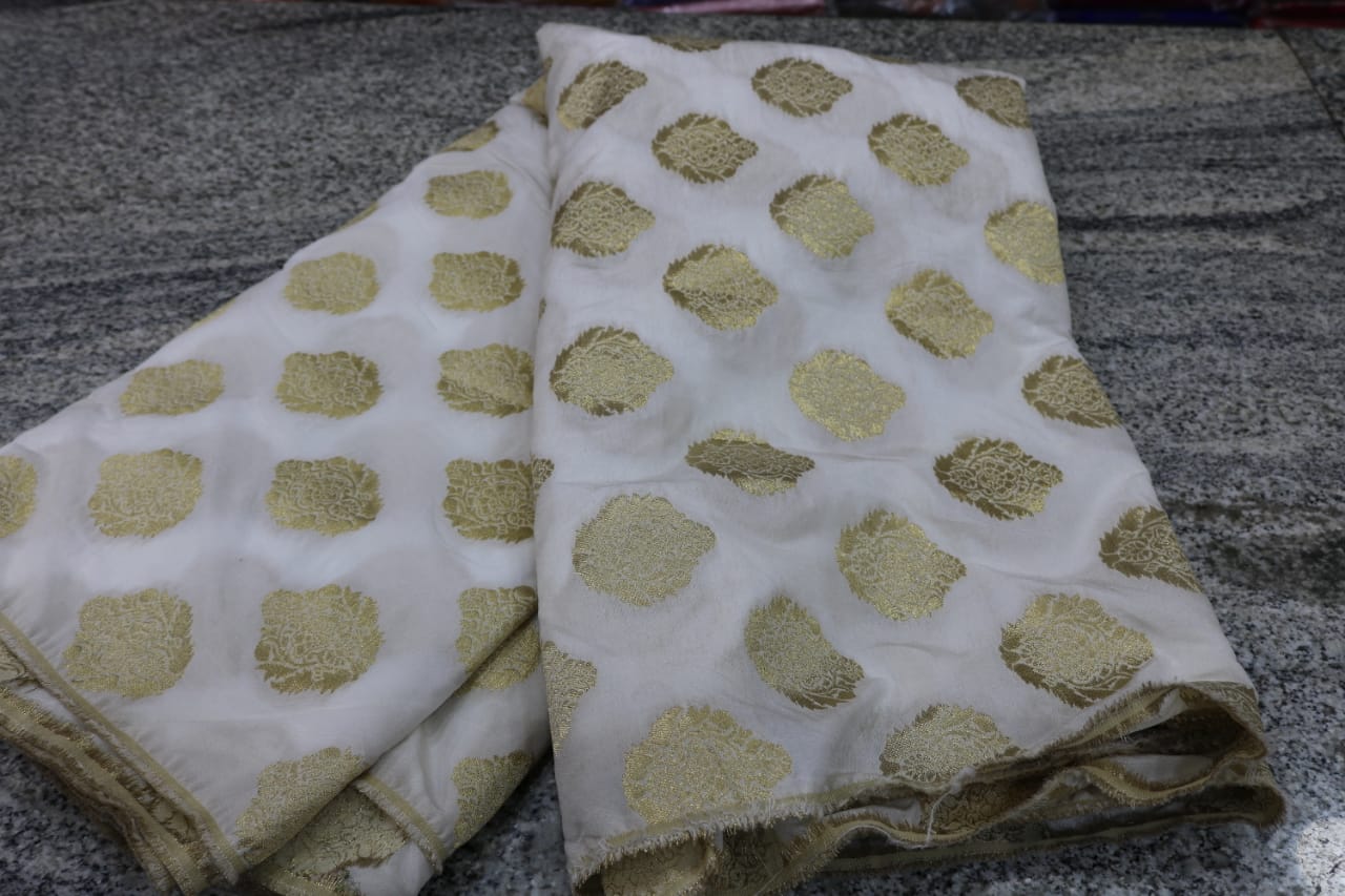 GEORGATTE DYEBLE  MATERIAL.